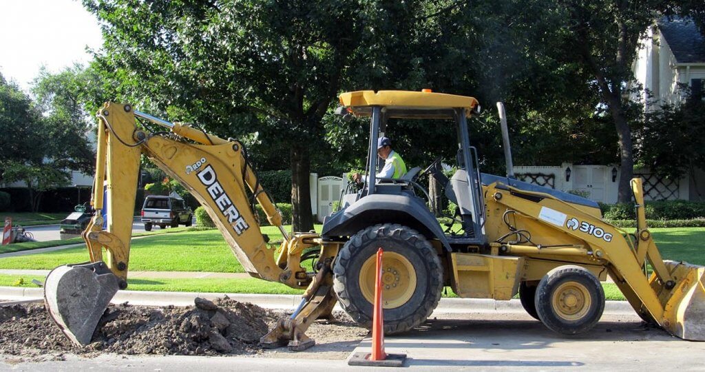 Excavator vs. Backhoe What Are the Differences? Handyman's World